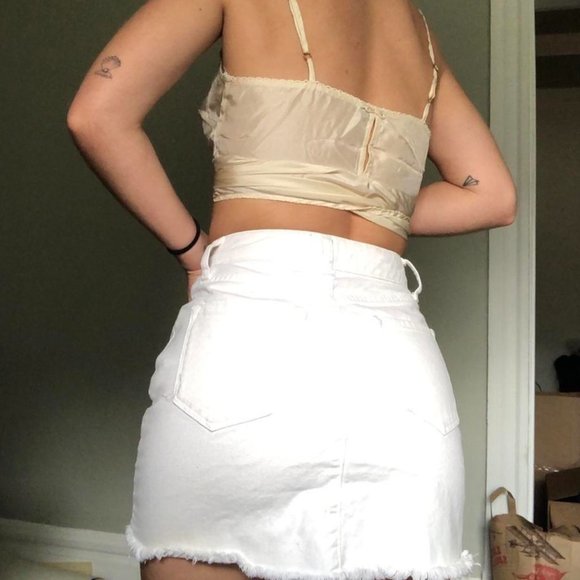 Urban Outfitters XS White Mini - Picture 2 of 5